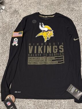 Nike Men's Minnesota Vikings Black Salute to Service Long-Sleeve Tee small